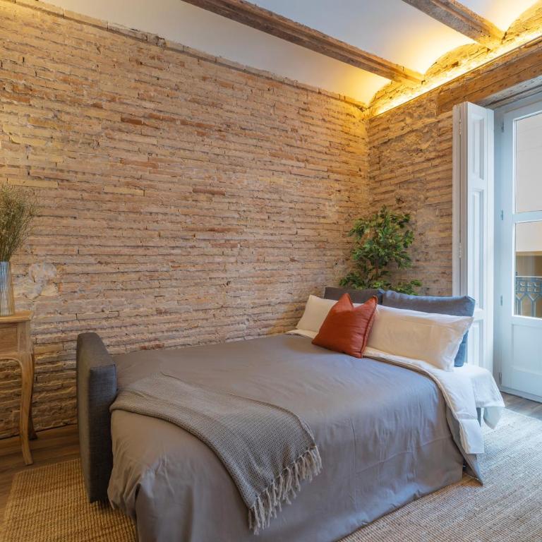 Borrull Historic Center Premiere - Two-Bedroom Deluxe Apartment with Balcony - 11