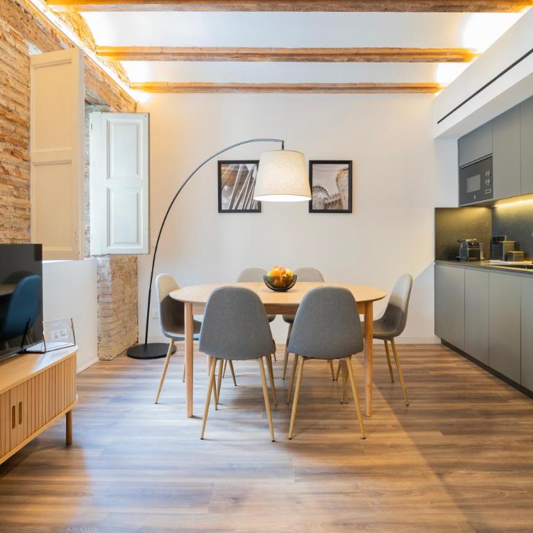 Borrull Historic Center Premiere - Two-Bedroom Deluxe Apartment with Balcony - 5
