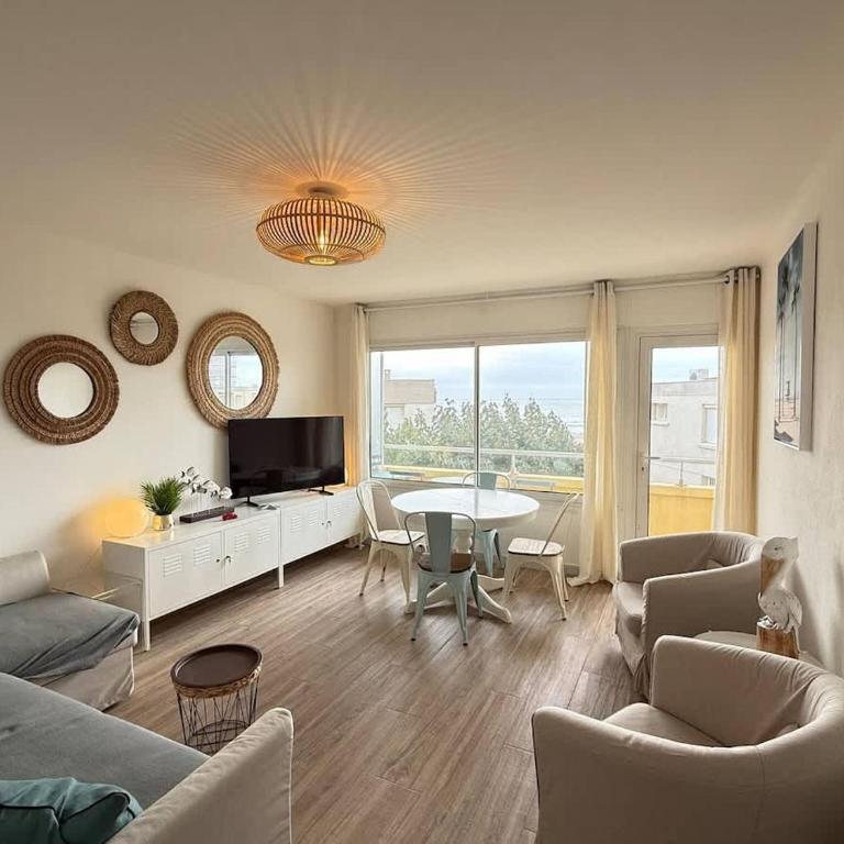 Sea View and Beach at Your Feet Bright Apartment - Apartamento - 2