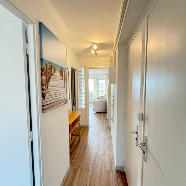 Sea View and Beach at Your Feet Bright Apartment - Apartamento - 6