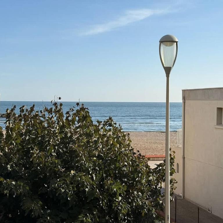 Sea View and Beach at Your Feet Bright Apartment - Apartamento - 17