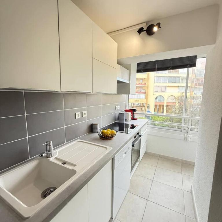 Sea View and Beach at Your Feet Bright Apartment - Apartamento - 20
