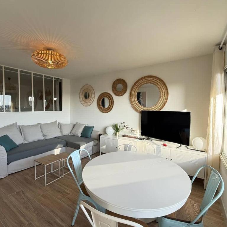 Sea View and Beach at Your Feet Bright Apartment - Apartamento - 21