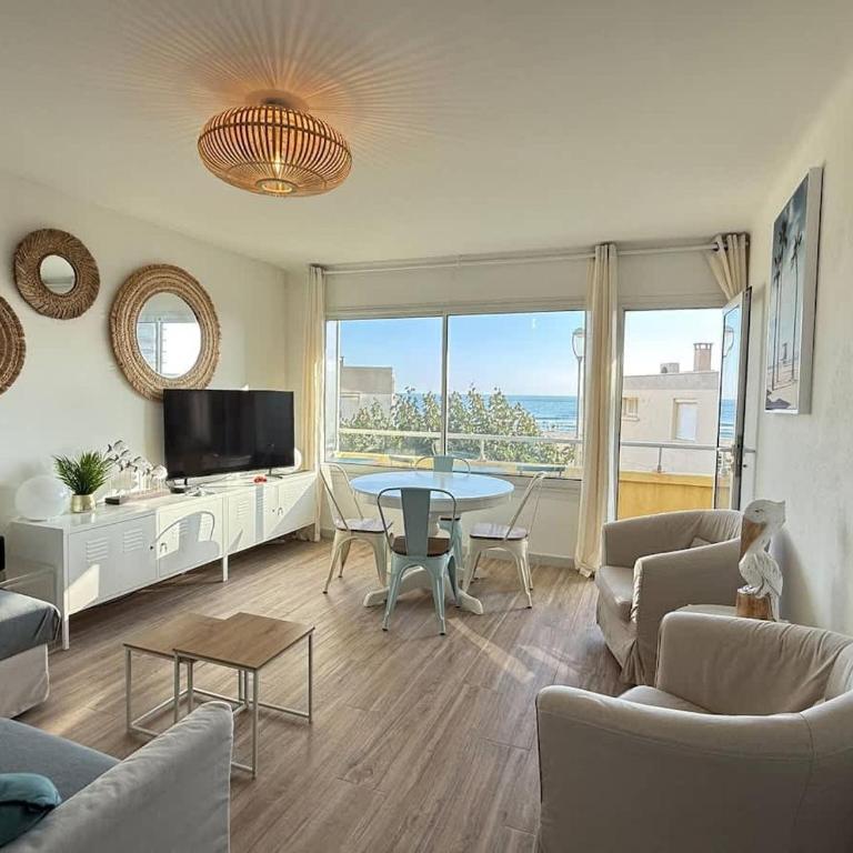 Sea View and Beach at Your Feet Bright Apartment - Apartamento - 22