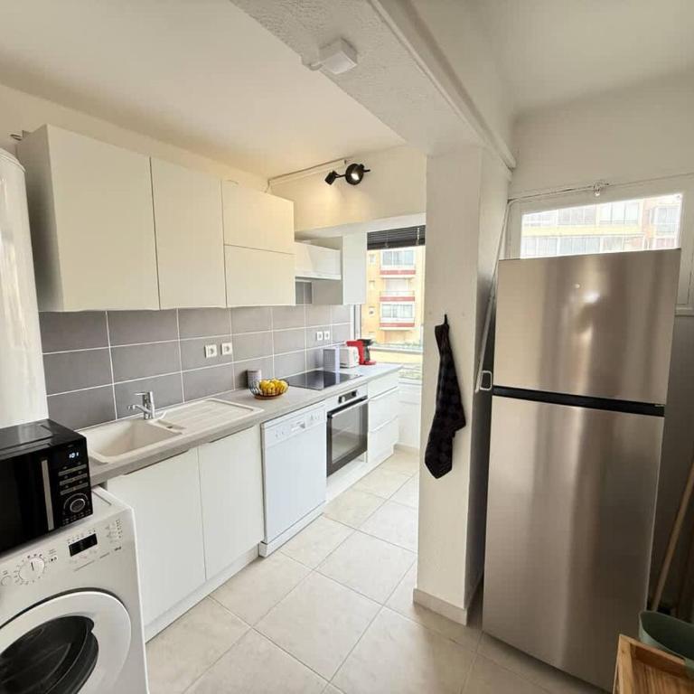 Sea View and Beach at Your Feet Bright Apartment - Apartamento - 23