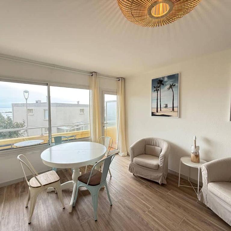 Sea View and Beach at Your Feet Bright Apartment - Apartamento - 24