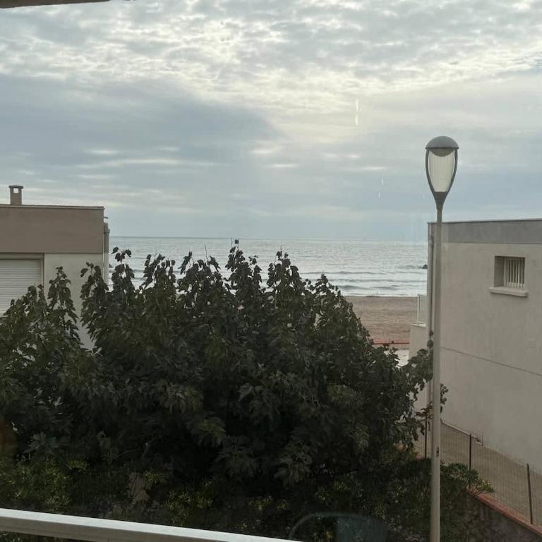 Sea View and Beach at Your Feet Bright Apartment - Apartamento - 25