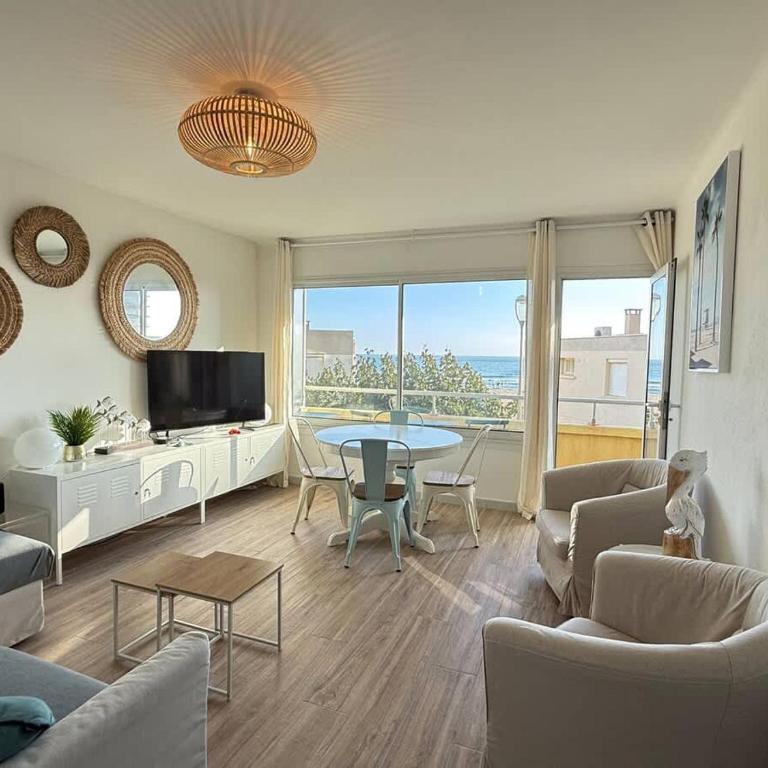 Sea View and Beach at Your Feet Bright Apartment - Apartamento - 28
