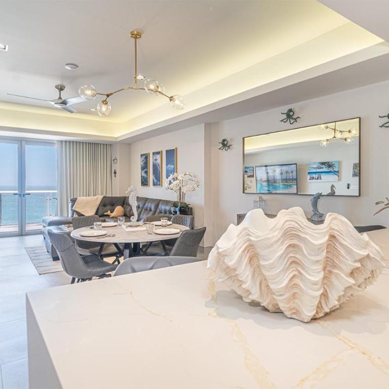 Refined Beach Escape Featuring Striking Beachfront Views - Casa - 6