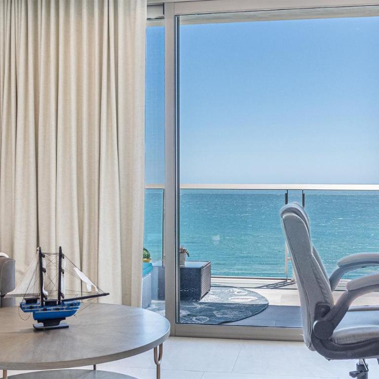 Refined Beach Escape Featuring Striking Beachfront Views - Casa - 8