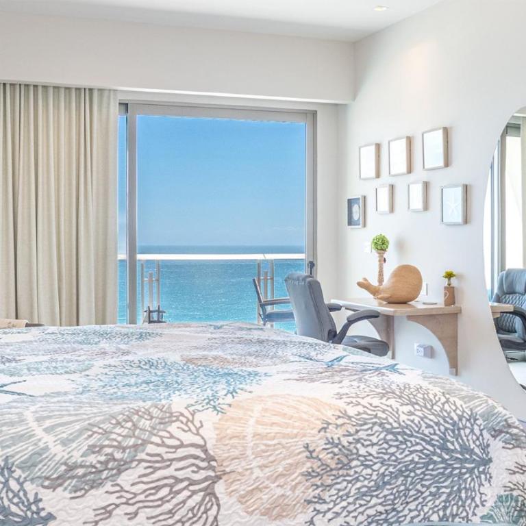Refined Beach Escape Featuring Striking Beachfront Views - Casa - 9