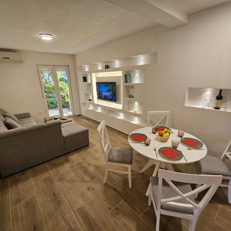 Apartment Under the Palm Tree - One-Bedroom Apartment - 6