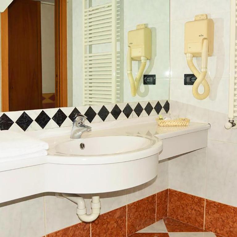Hotel Amadeus - Camera Doppia con Letti Singoli - 9