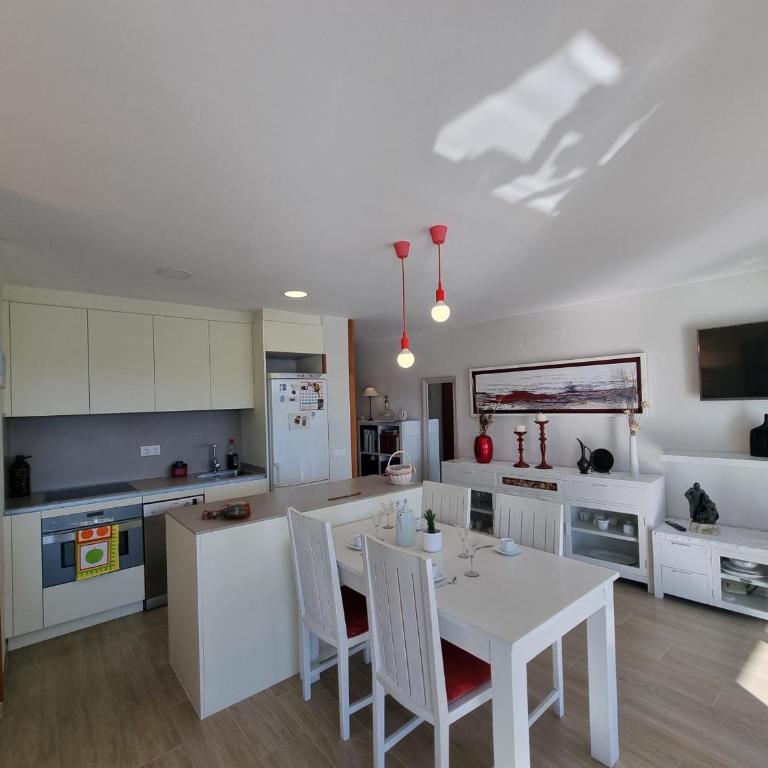 Encantador apartamento a 100m de la playa con terraza y piscina - HISP-236-203 - Apartment - 10