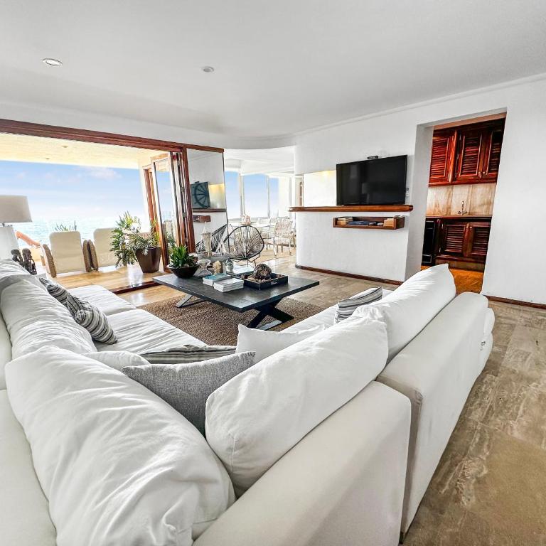 Beachfront Oasis with a View - Apartamento - 11