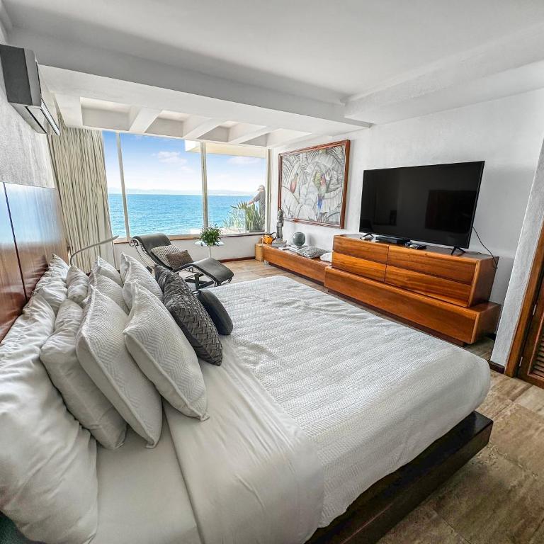 Beachfront Oasis with a View - Apartamento - 2