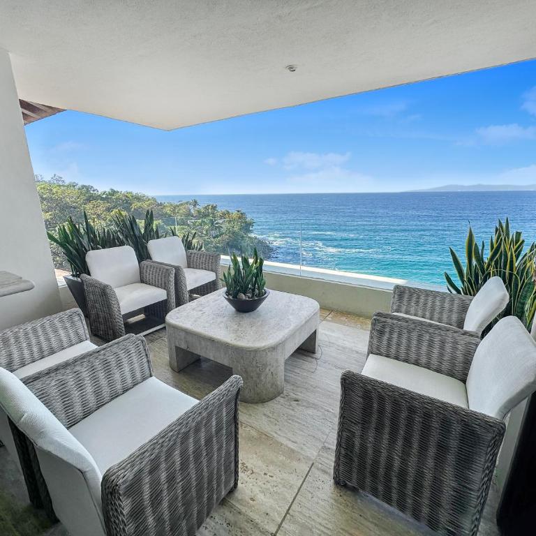 Beachfront Oasis with a View - Apartamento - 13