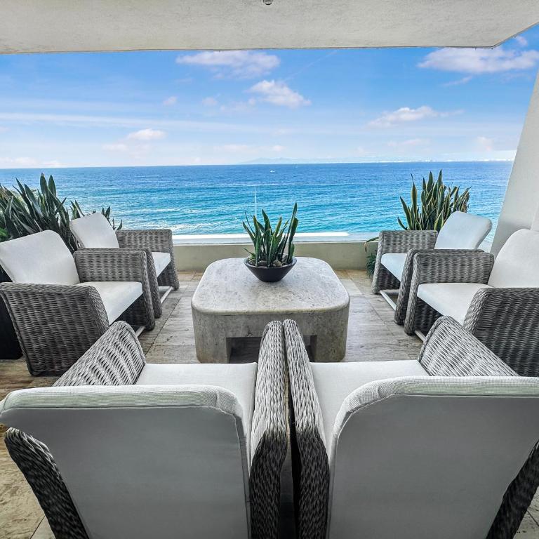 Beachfront Oasis with a View - Apartamento - 1
