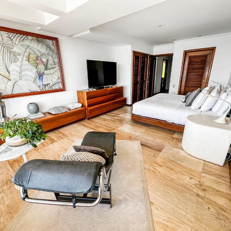 Beachfront Oasis with a View - Apartamento - 20