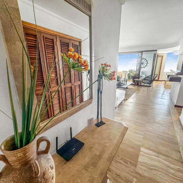 Beachfront Oasis with a View - Apartamento - 12