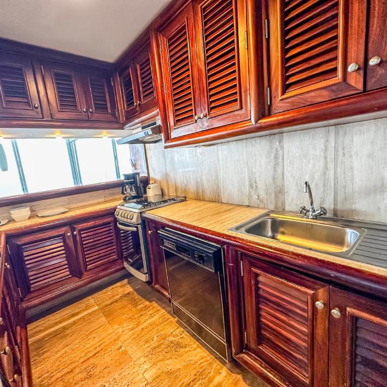 Beachfront Oasis with a View - Apartamento - 37
