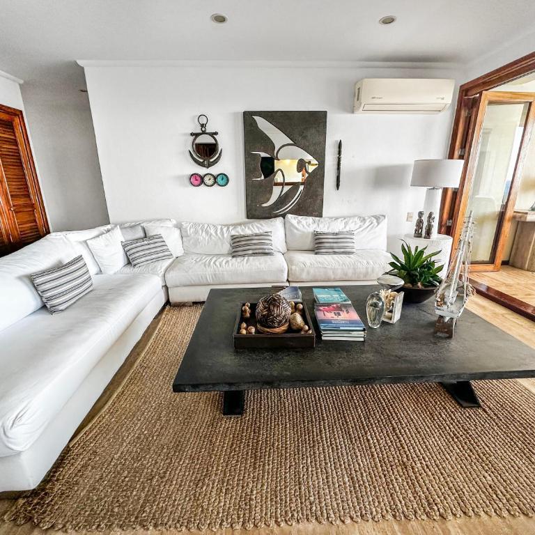 Beachfront Oasis with a View - Apartamento - 10