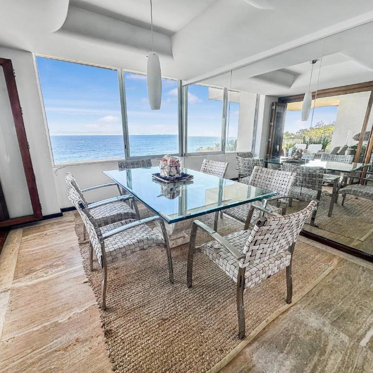 Beachfront Oasis with a View - Apartamento - 15