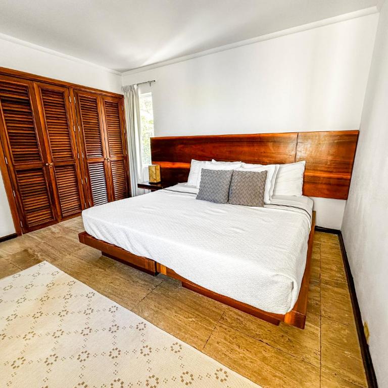 Beachfront Oasis with a View - Apartamento - 32