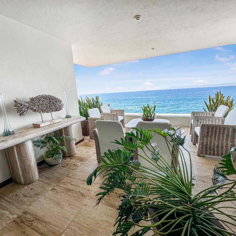 Beachfront Oasis with a View - Apartamento - 35
