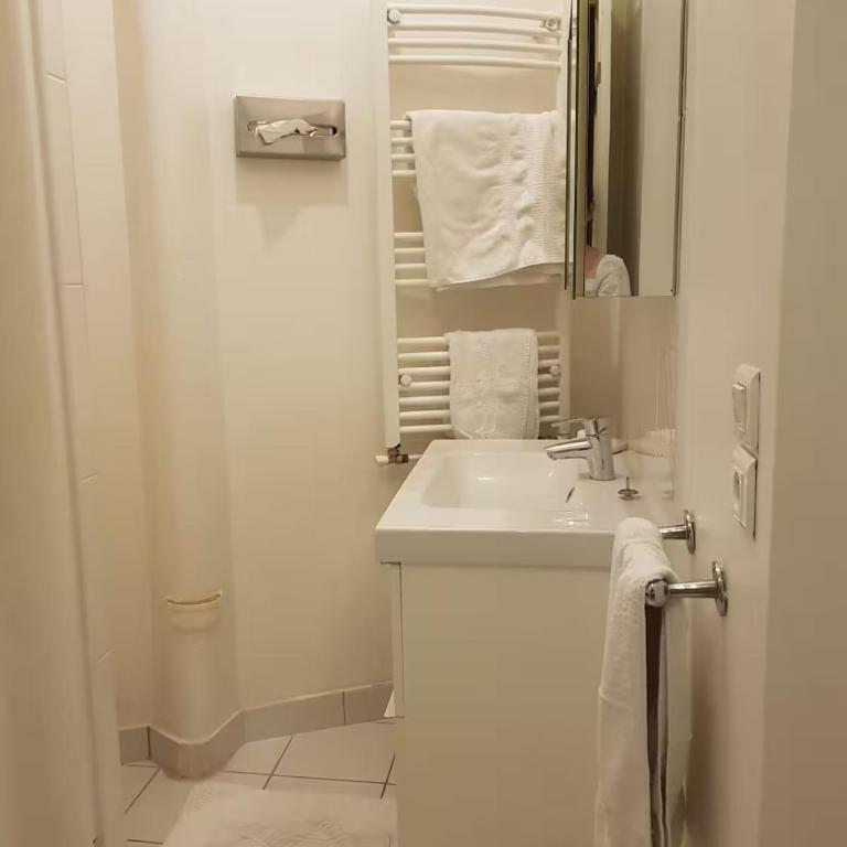 2 Private rooms in an Elegant Haussmannian Appartement - Double Room - 22