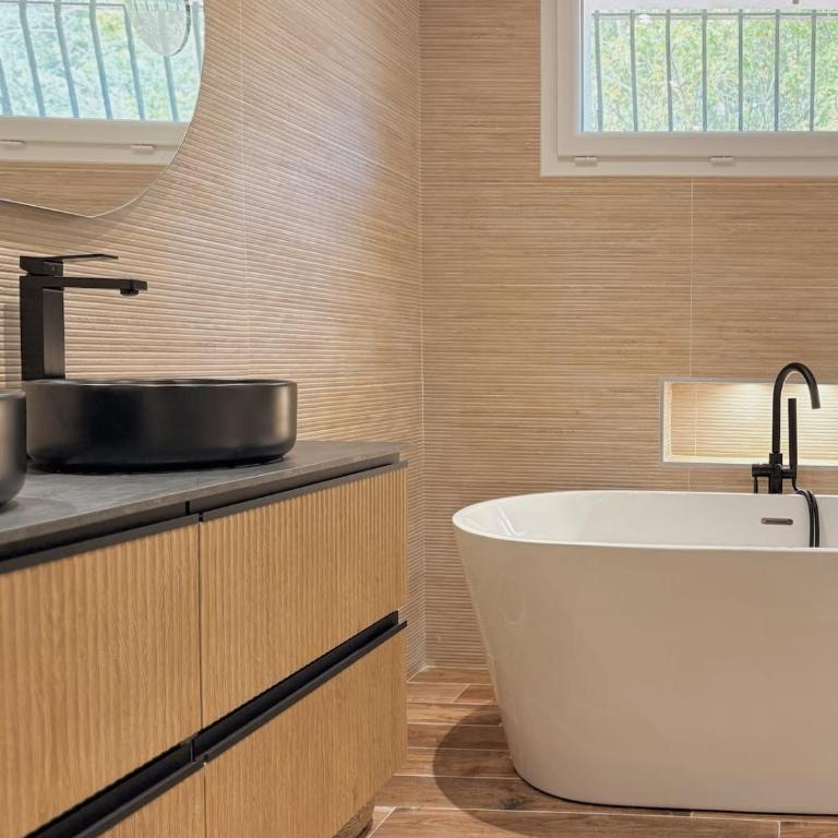 Villa Nature au Calme avec Piscine et Jacuzzi - Maison de Vacances - 17