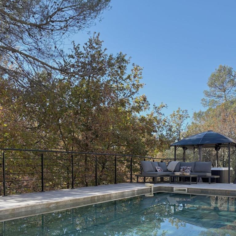 Villa Nature au Calme avec Piscine et Jacuzzi - Maison de Vacances - 42