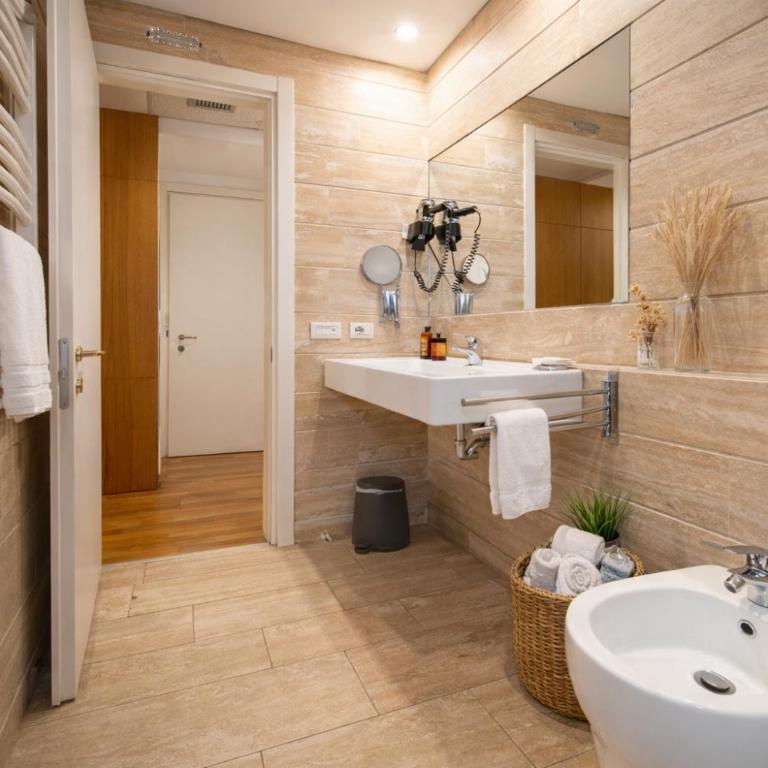 Nerello Suites and Rooms - King Room with Balcony - 2