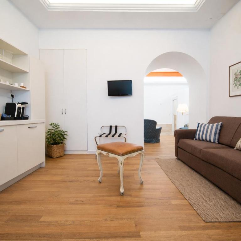 Nerello Suites and Rooms - Queen Suite with Spa Bath - 2