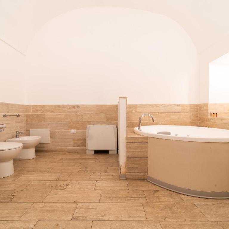 Nerello Suites and Rooms - King Room with Spa Bath - 8