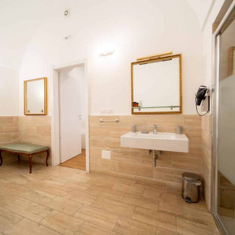 Nerello Suites and Rooms - King Room with Spa Bath - 7