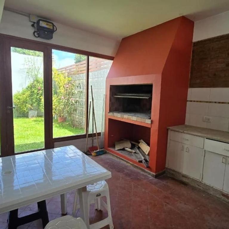 Casa para 6 personas a 7 cuadras de la playa - Four-Bedroom House - 2