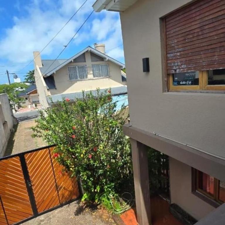 Casa para 6 personas a 7 cuadras de la playa - Four-Bedroom House - 5