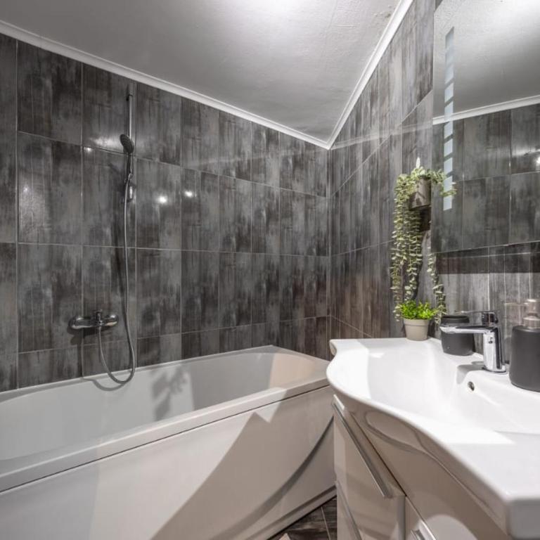 Center Blue & Green - Three-Bedroom Apartment - 20