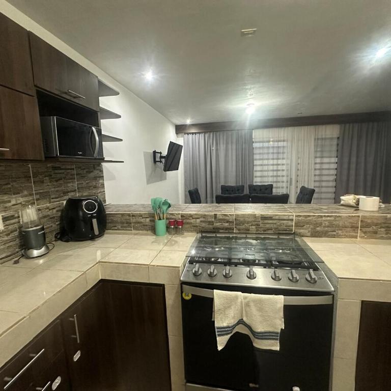 Casa equipada a 15 min del aeropuerto - Three-Bedroom Apartment - 1