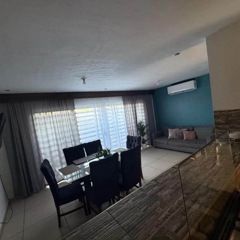 Casa equipada a 15 min del aeropuerto - Three-Bedroom Apartment - 2