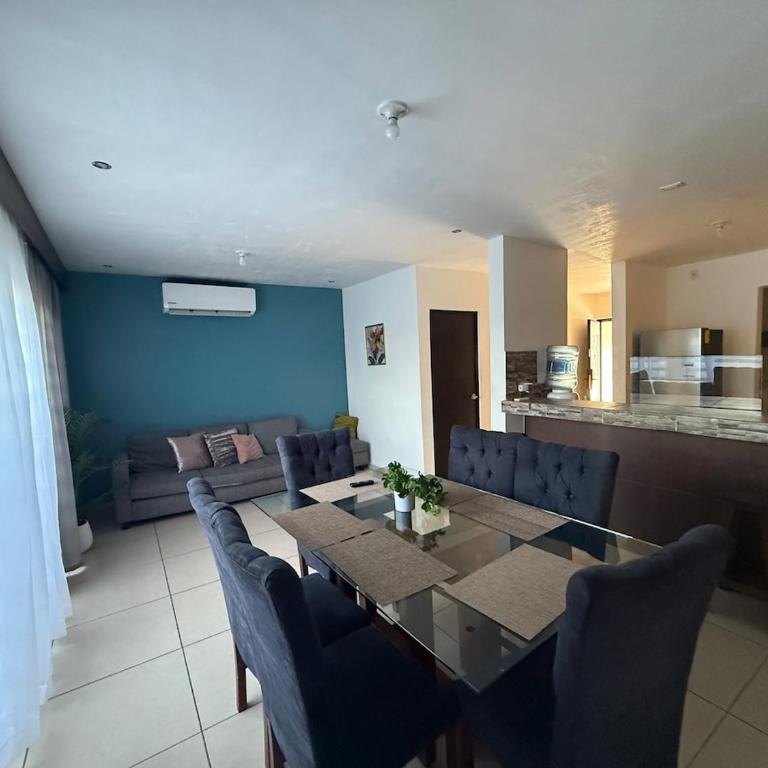 Casa equipada a 15 min del aeropuerto - Three-Bedroom Apartment - 4