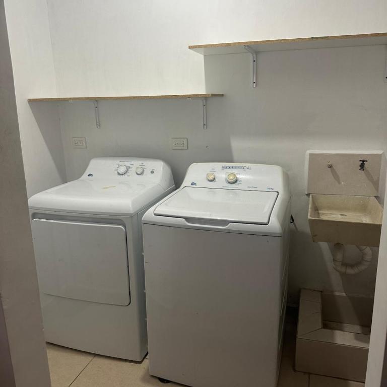Casa equipada a 15 min del aeropuerto - Three-Bedroom Apartment - 8