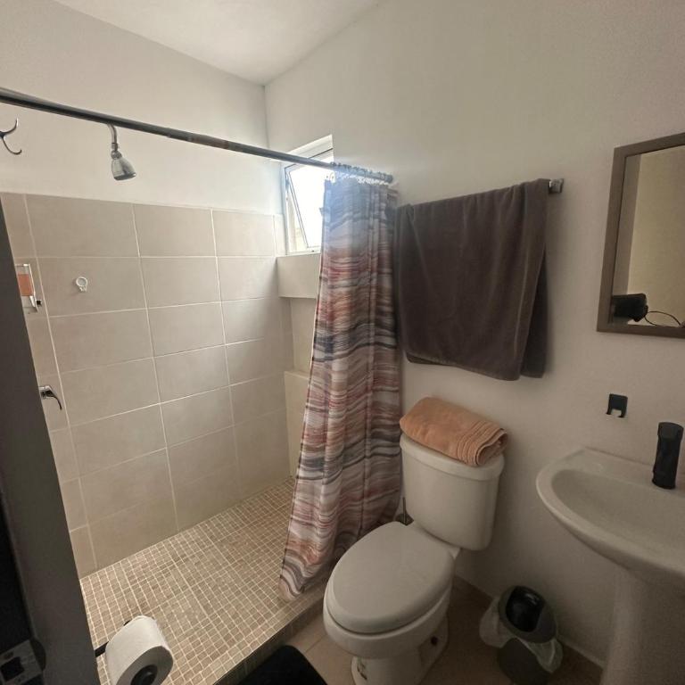 Casa equipada a 15 min del aeropuerto - Three-Bedroom Apartment - 23