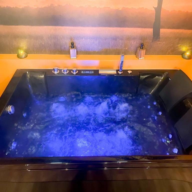 Love Room Luxe Balnéo Privée proche Disneyland Paris - Studio-Apartment mit Queensize-Bett - 4