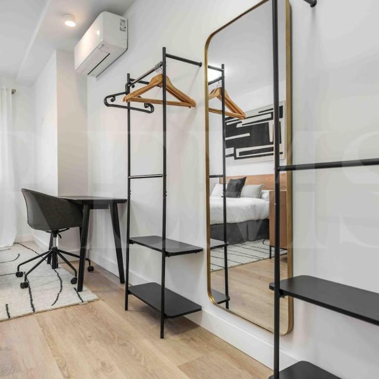 Bright Málaga Getaway with Patio by REMS - Apartamento de 2 dormitorios - 10