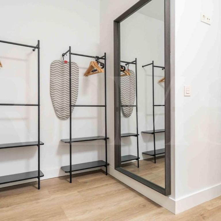 Bright Málaga Getaway with Patio by REMS - Apartamento de 2 dormitorios - 13