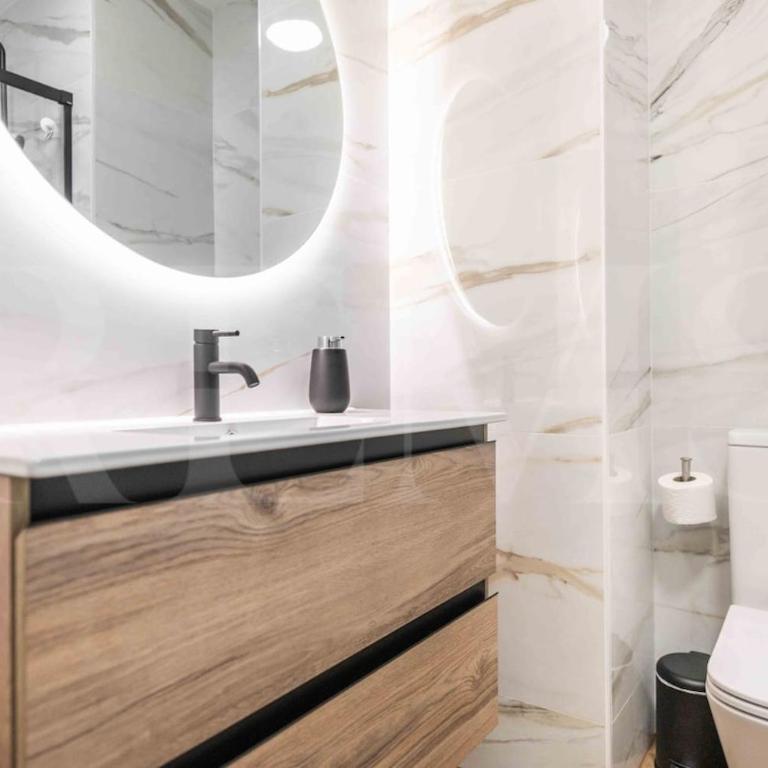 Bright Málaga Getaway with Patio by REMS - Apartamento de 2 dormitorios - 21