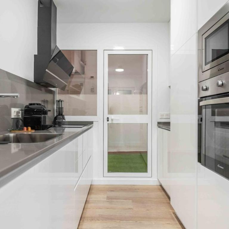 Bright Málaga Getaway with Patio by REMS - Apartamento de 2 dormitorios - 7