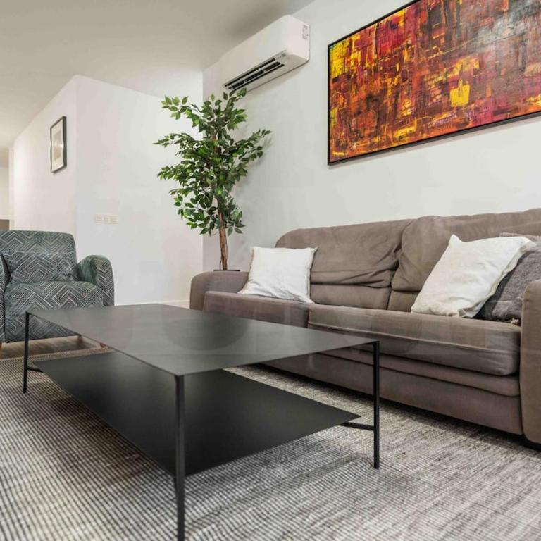 Bright Málaga Getaway with Patio by REMS - Apartamento de 2 dormitorios - 22